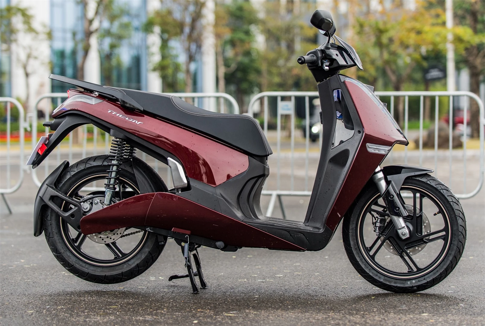 Những mẫu xe máy điện sang chảnh giá đắt đỏ tại Việt Nam