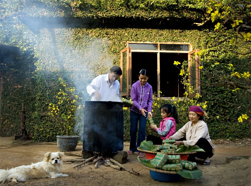 Một gia đình Việt đang quay quần bên nồi bánh chưng ngày Tết