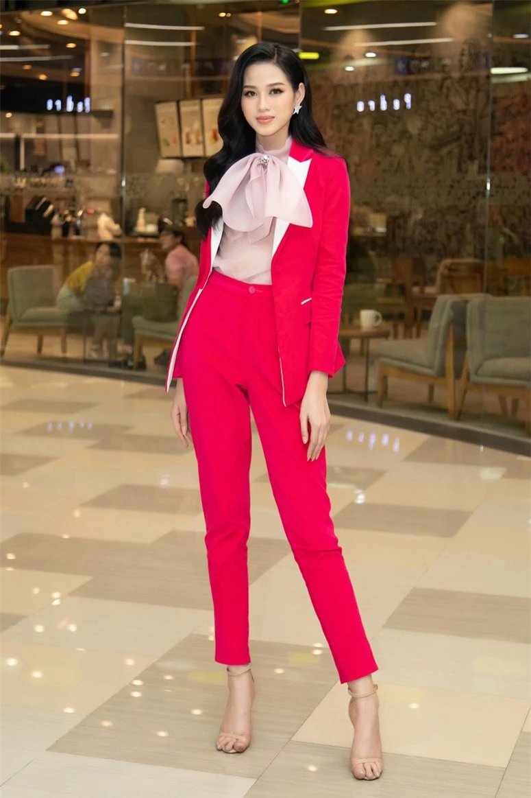 Tuyển tập những bộ váy gam màu đỏ tôn vóc dáng cực nóng bỏng của Hoa hậu Đỗ Thị Hà - ảnh 11
