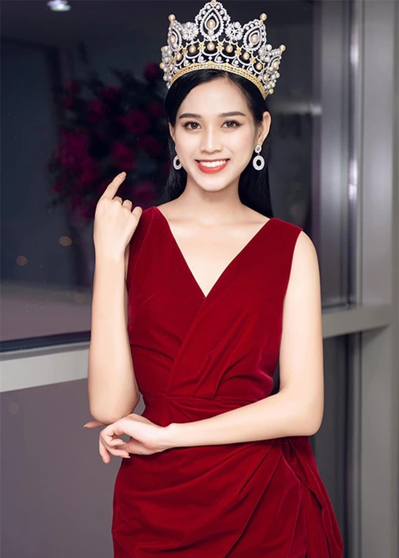 Tuyển tập những bộ váy gam màu đỏ tôn vóc dáng cực nóng bỏng của Hoa hậu Đỗ Thị Hà - ảnh 13