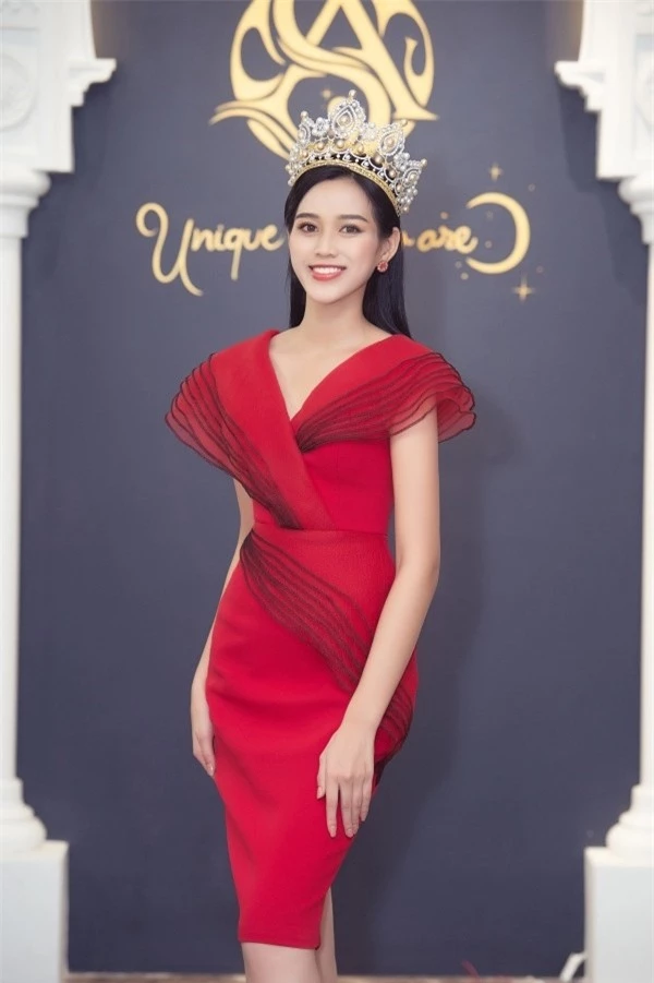 Tuyển tập những bộ váy gam màu đỏ tôn vóc dáng cực nóng bỏng của Hoa hậu Đỗ Thị Hà - ảnh 14