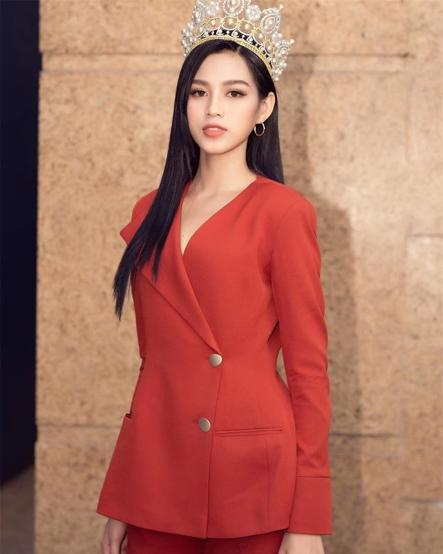 Tuyển tập những bộ váy gam màu đỏ tôn vóc dáng cực nóng bỏng của Hoa hậu Đỗ Thị Hà - ảnh 15