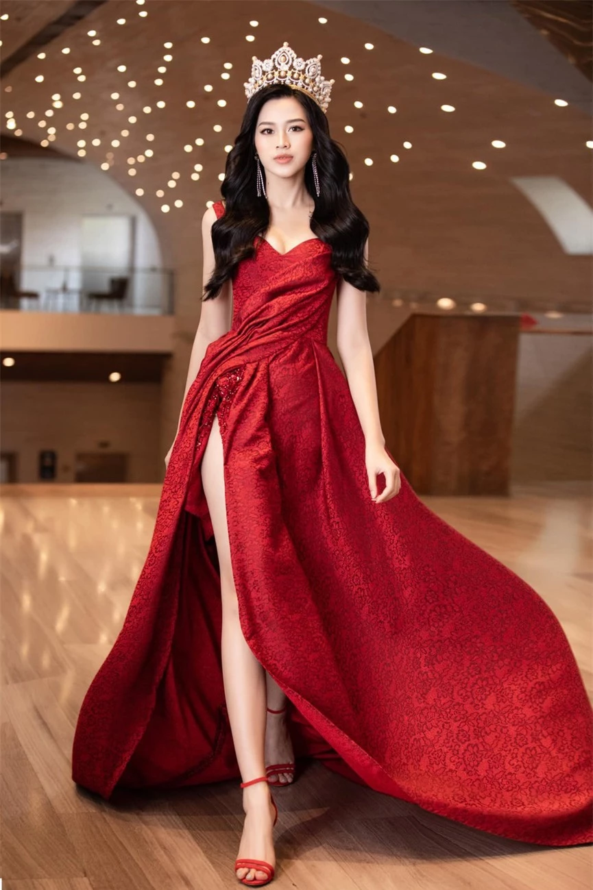 Tuyển tập những bộ váy gam màu đỏ tôn vóc dáng cực nóng bỏng của Hoa hậu Đỗ Thị Hà - ảnh 6
