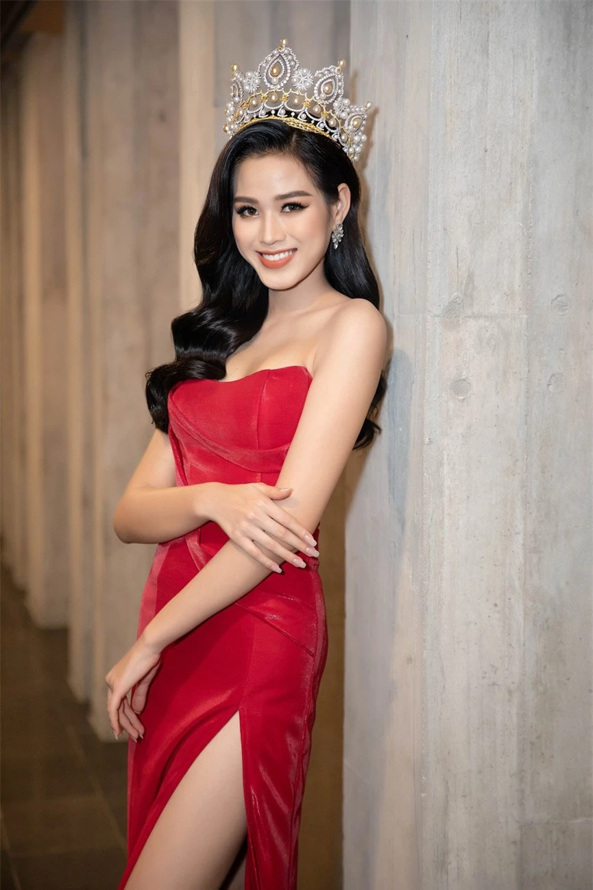 Tuyển tập những bộ váy gam màu đỏ tôn vóc dáng cực nóng bỏng của Hoa hậu Đỗ Thị Hà - ảnh 8