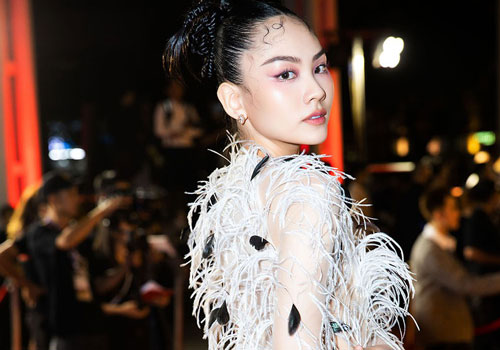 Đụng váy lông vũ với Hà Tăng, Người đẹp Nhân ái Mai Phương đẹp tựa 'thiên nga trắng'