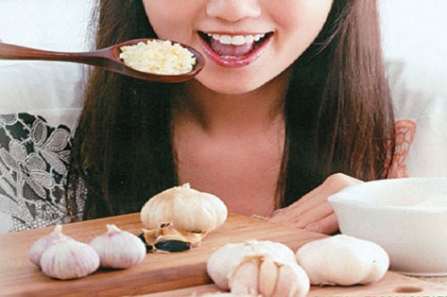Ai cũng nghĩ tỏi là gia vị “thần thánh” nhưng ăn theo cách này mất sạch chất allicin, sinh bệnh cho bạn