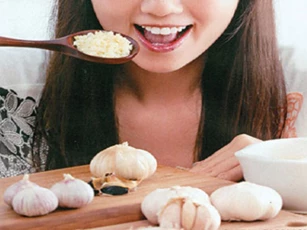 Ai cũng nghĩ tỏi là gia vị “thần thánh” nhưng ăn theo cách này mất sạch chất allicin, sinh bệnh cho bạn