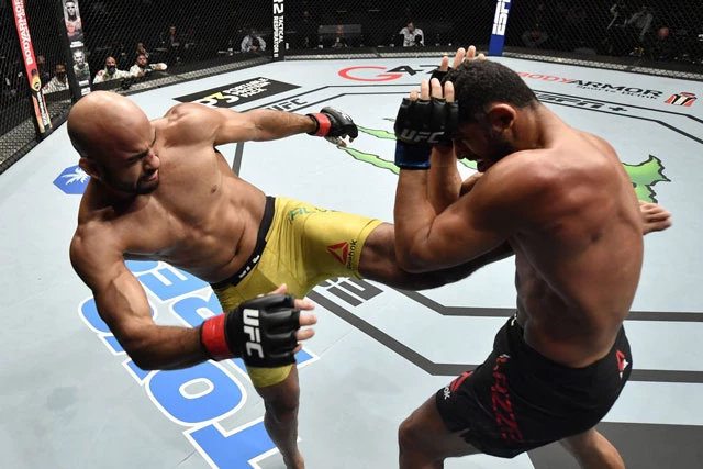 Warlley Alves ra đòn hạ gục đối thủ.