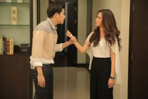 Cãi nhau, chồng ném quần áo của vợ ra đường, đuổi không cho về nhà nhưng hành động bất ngờ sau đó của cô mới thật sự làm anh choáng váng