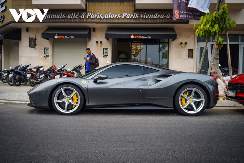 Cận cảnh siêu xe Ferrari 488 GTB đầu tiên về Việt Nam