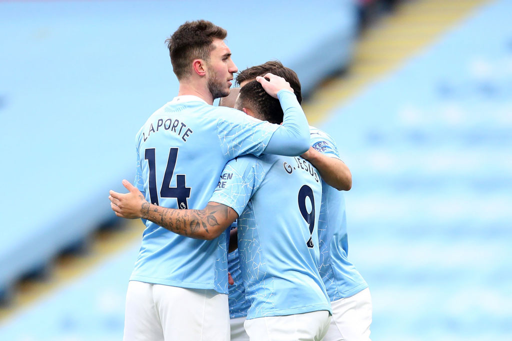 Thắng trận thứ 8 liên tiếp, Man City 'cắt đuôi' M.U