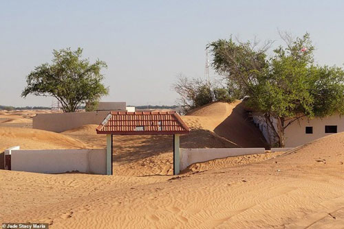 Bí ẩn ngôi làng 'ma' bị chôn vùi trong cát, bỏ hoang đầy rùng rợn