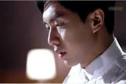 Chán vợ quá cứng cỏi chỉ muốn bao bọc cho cô nàng "mỏng manh như cánh hồng", nửa đêm về nhà chồng nhìn tờ giấy trắng tinh trên bàn cô để lại mà "hoảng loạn"