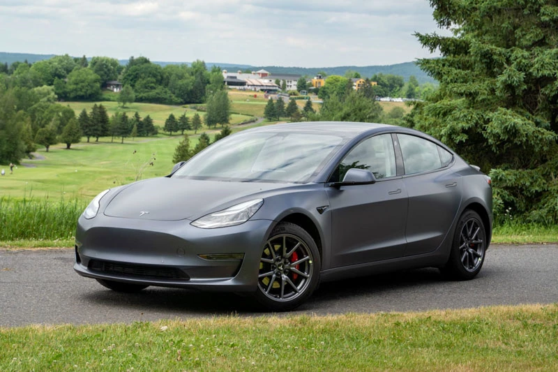 2. Tesla Model 3 (giá khởi điểm: 37.90 USD).