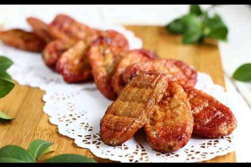 Mẹ làm mứt chuối dẻo trong dịp Tết lạ miệng, càng ăn càng thòm thèm