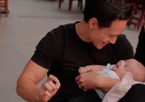 Hồ Ngọc Hà khoe khoảnh khắc Kim Lý "mê tít" bé Lisa