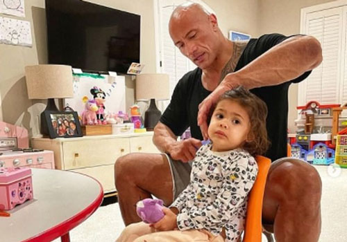 The Rock nhẹ nhàng chải tóc cho con gái gây 'bão' mạng xã hội