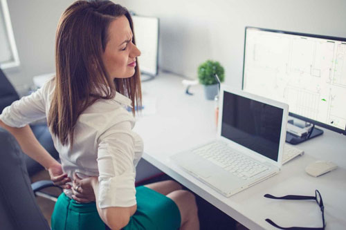 Dân công sở ngồi sai tư thế khiến sức khỏe bị ảnh hưởng lớn