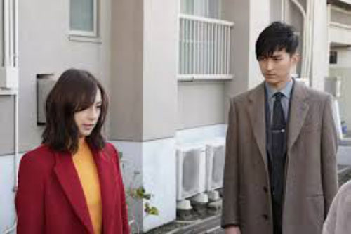 Đón chồng sau 1 năm xa cách nhưng anh ta lại đi cùng người phụ nữ khác, vợ đòi bằng được 1 thứ ngay tại sân bay khiến anh ả "hóa đá"