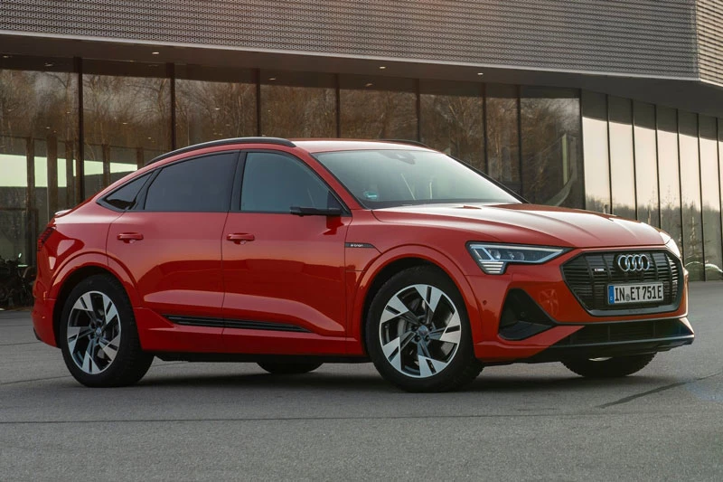 8. Audi e-tron Sportback (giá khởi điểm: 77.300 USD).