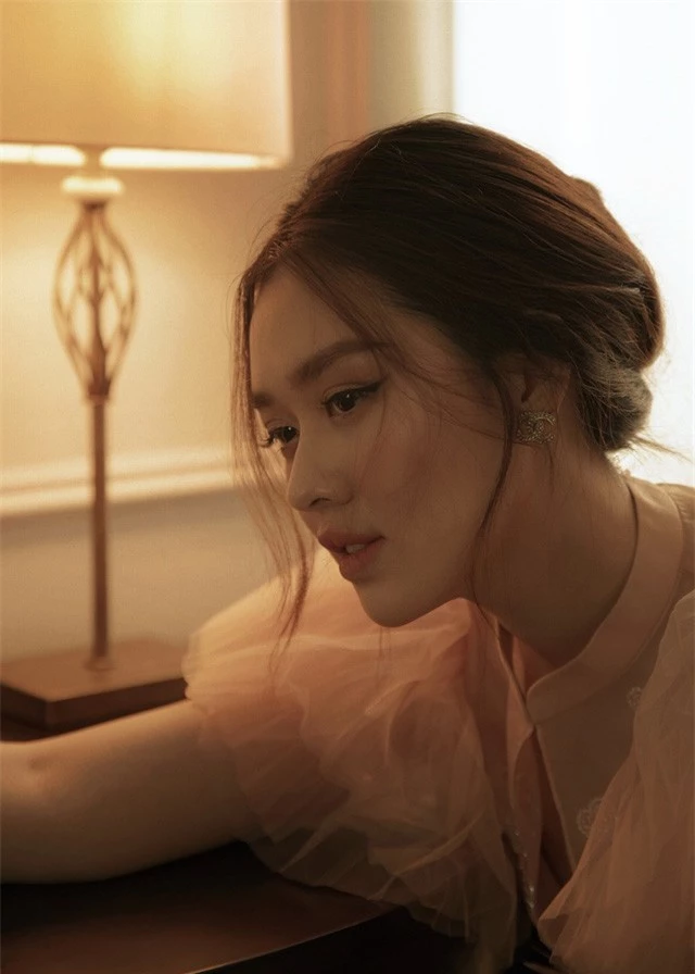 Hậu kết hôn, Á hậu Tường San cuốn hút như Song Hye Kyo - Ảnh 2.