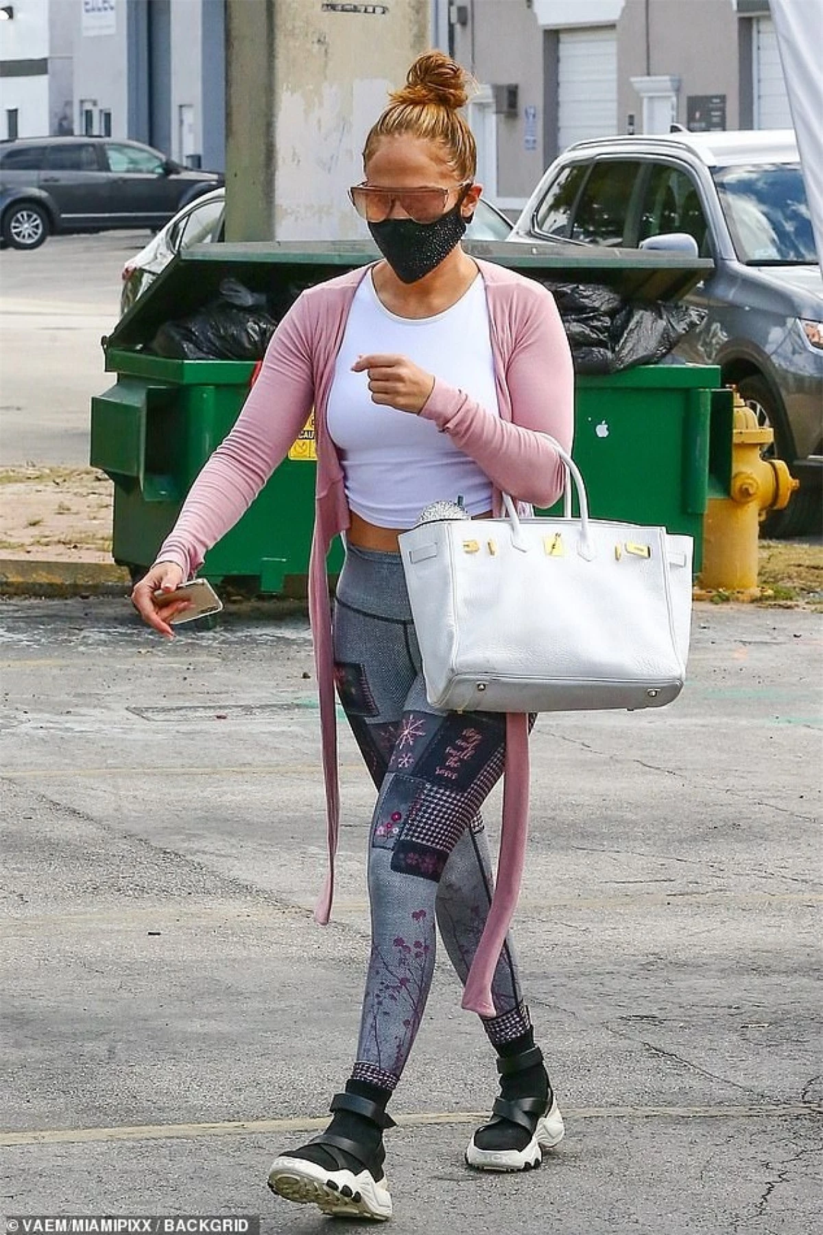 Jennifer Lopez gây chú ý khi một mình đi tập gym ở Miami dịp cuối tuần.