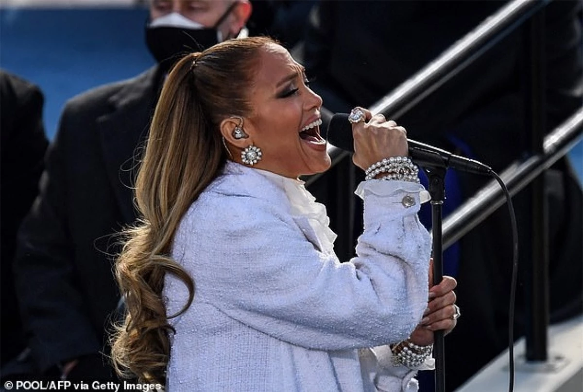 Jennifer Lopez hát bài "This Land Is Your Land" của nhạc sĩ Woody Guthrie sáng tác năm 1940. Cô cũng chèn một câu trong bản hit "Let's Get Loud" vào cuối bài hát để thêm sôi động.