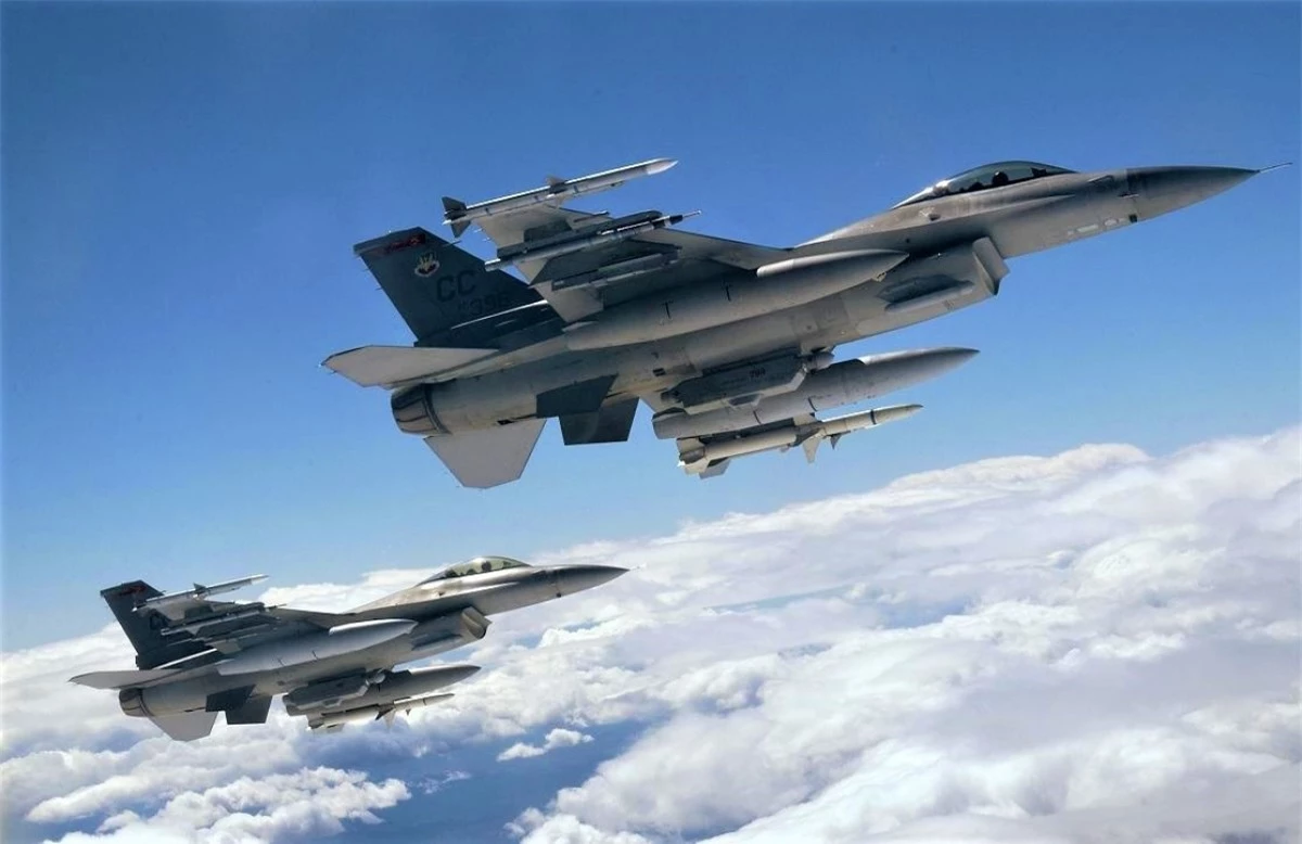 Không quân Mỹ đang có kế hoạch mua mới F-16 để sử dụng cùng tàng hình cơ F-35. Nguồn ảnh: ambitiontofly.wordpress.com