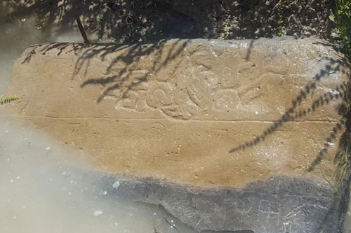 Tìm ra đường vào "vương quốc bằng vàng" từ vật lạ dưới mương nước