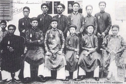 Bốn anh em vua Thành Thái (ngồi chính giữa hàng đầu) chụp ảnh kỷ niệm cùng với các thầy giáo Quốc Tử Giám.