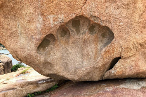 Nơi nào ở Nha Trang có dấu tay khổng lồ in trên đá?