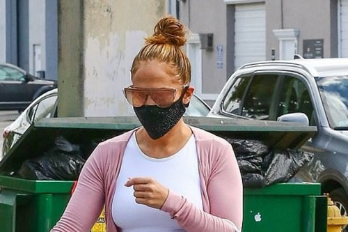 Jennifer Lopez diện áo croptop và quần legging khỏe khoắn đi tập gym