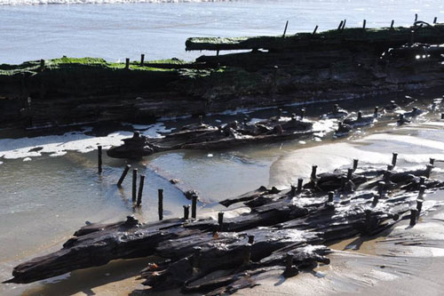 3 "tàu ma" cùng hiện hình trên bãi biển chỉ sau 1 đêm