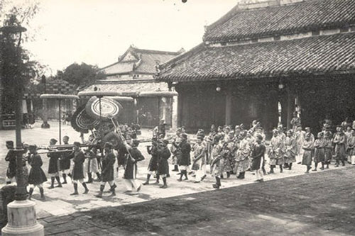 Vua chúa ngày xưa làm gì ngày mùng 1 Tết?