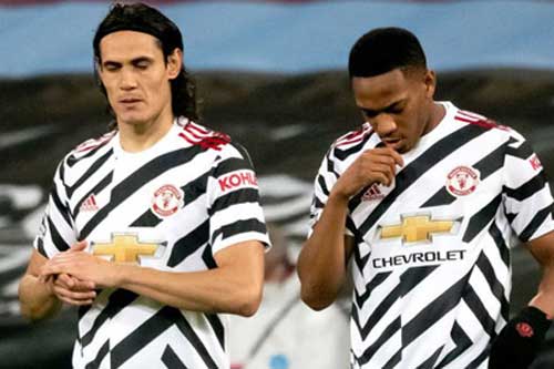 Cavani xứng đáng đá chính hơn Martial