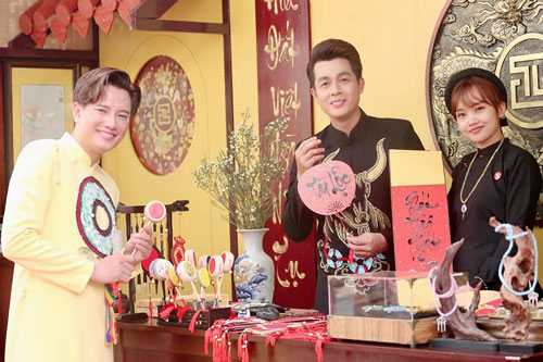 Hòa Hiệp - Bá Thắng diện áo dài xuống phố