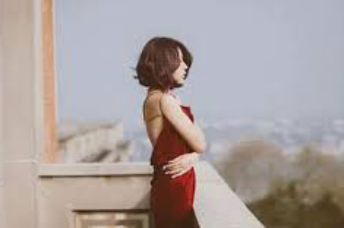 Mượn laptop của chồng làm việc, tôi bật khóc khi thấy những email không tiêu đề trong đó