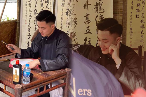 Thầy đồ điển trai với 'góc nghiêng thần thánh' khiến chị em đua nhau hỏi xin info