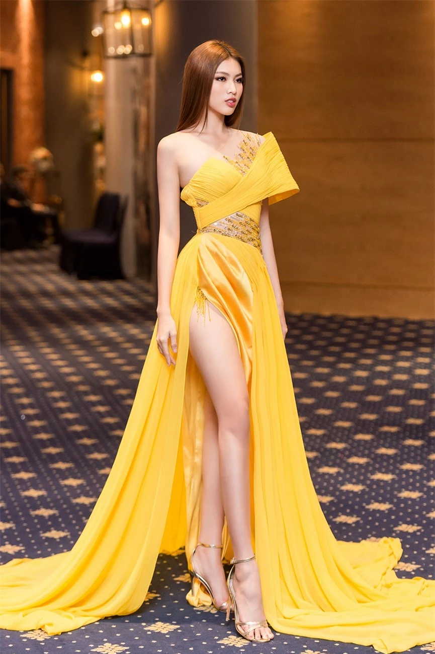 Á hậu Ngọc Thảo diện váy vàng rực khoe chân dài 1m11 cùng trình catwalk 'đỉnh cao' - ảnh 10