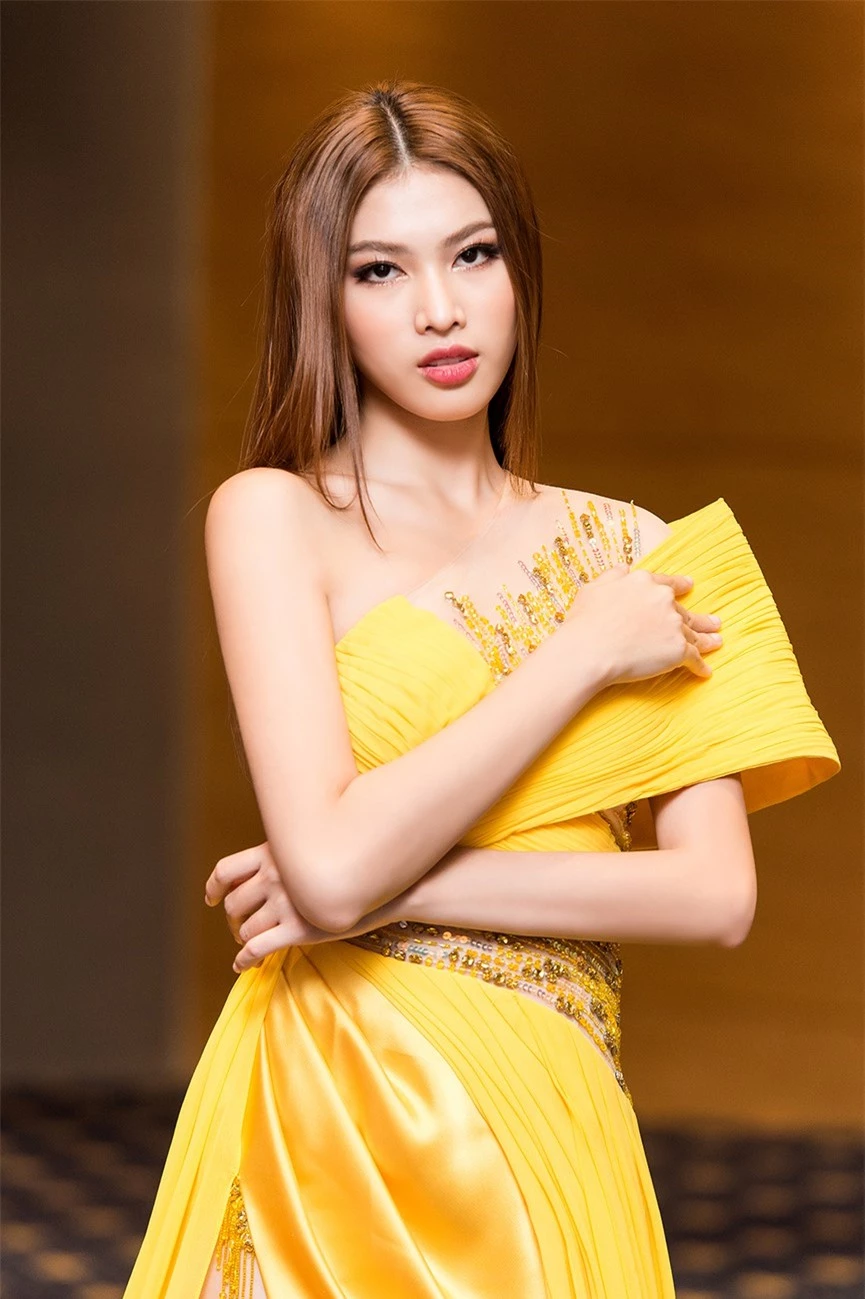 Á hậu Ngọc Thảo diện váy vàng rực khoe chân dài 1m11 cùng trình catwalk 'đỉnh cao' - ảnh 3