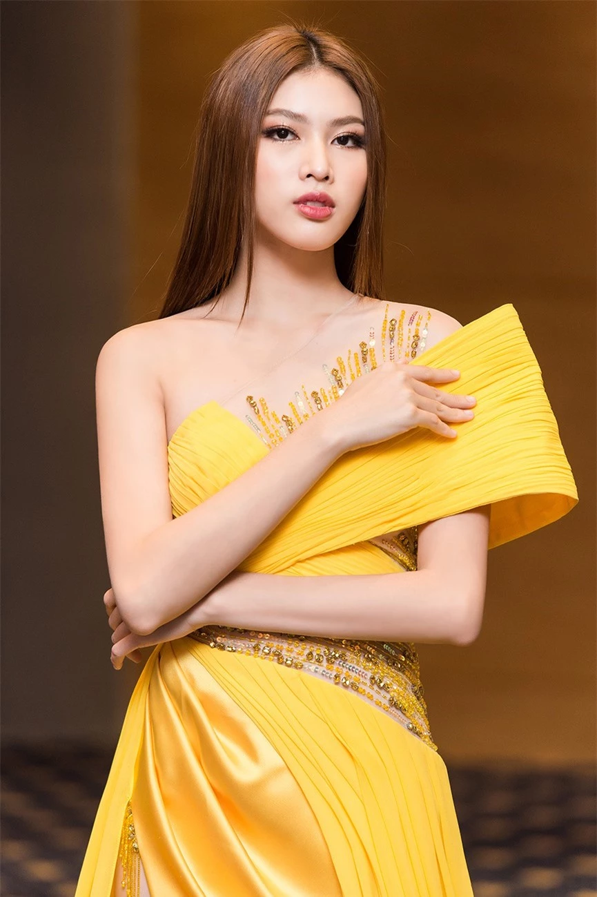 Á hậu Ngọc Thảo diện váy vàng rực khoe chân dài 1m11 cùng trình catwalk 'đỉnh cao' - ảnh 4