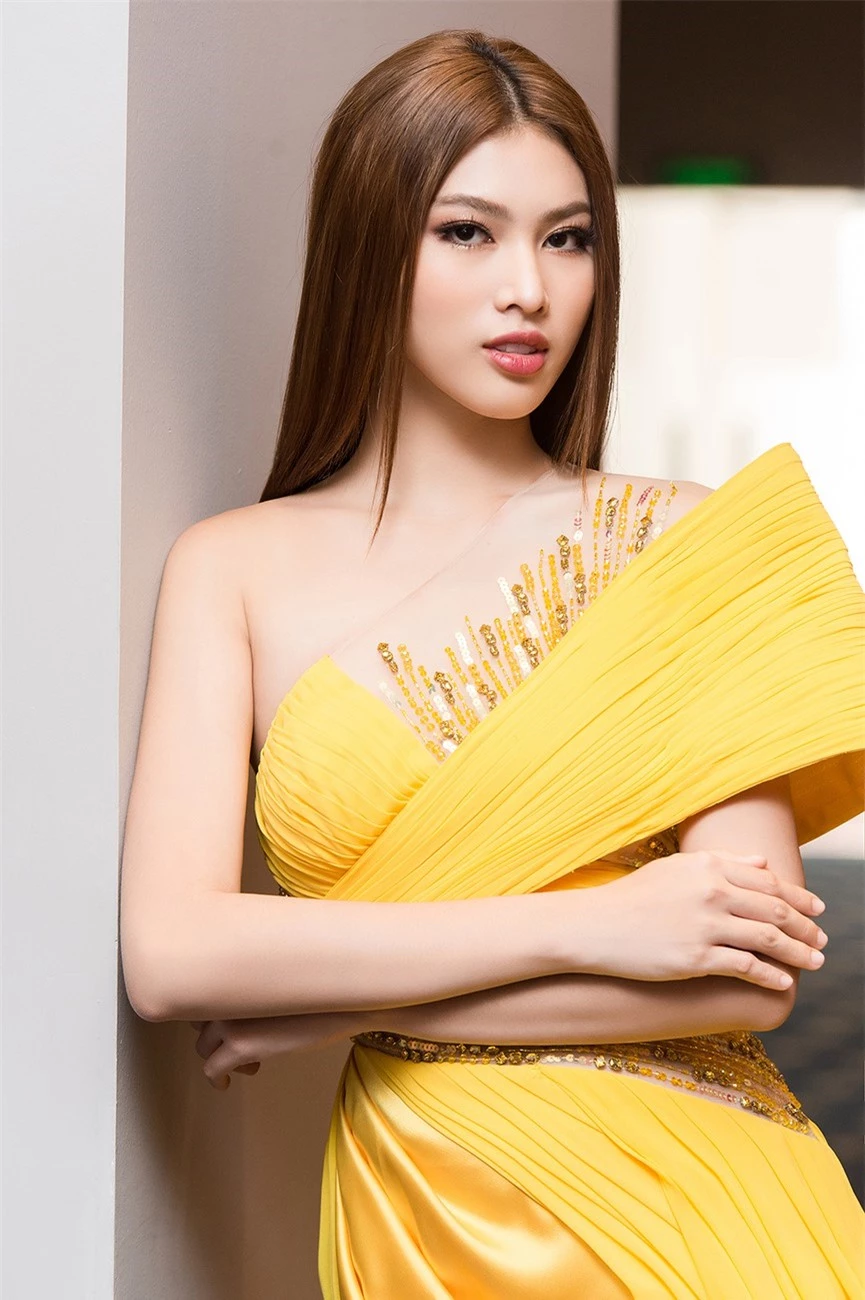 Á hậu Ngọc Thảo diện váy vàng rực khoe chân dài 1m11 cùng trình catwalk 'đỉnh cao' - ảnh 5