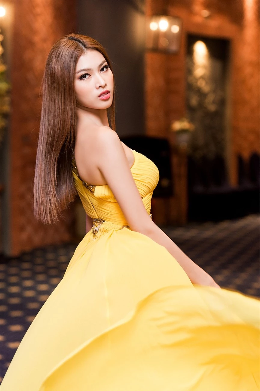 Á hậu Ngọc Thảo diện váy vàng rực khoe chân dài 1m11 cùng trình catwalk 'đỉnh cao' - ảnh 6