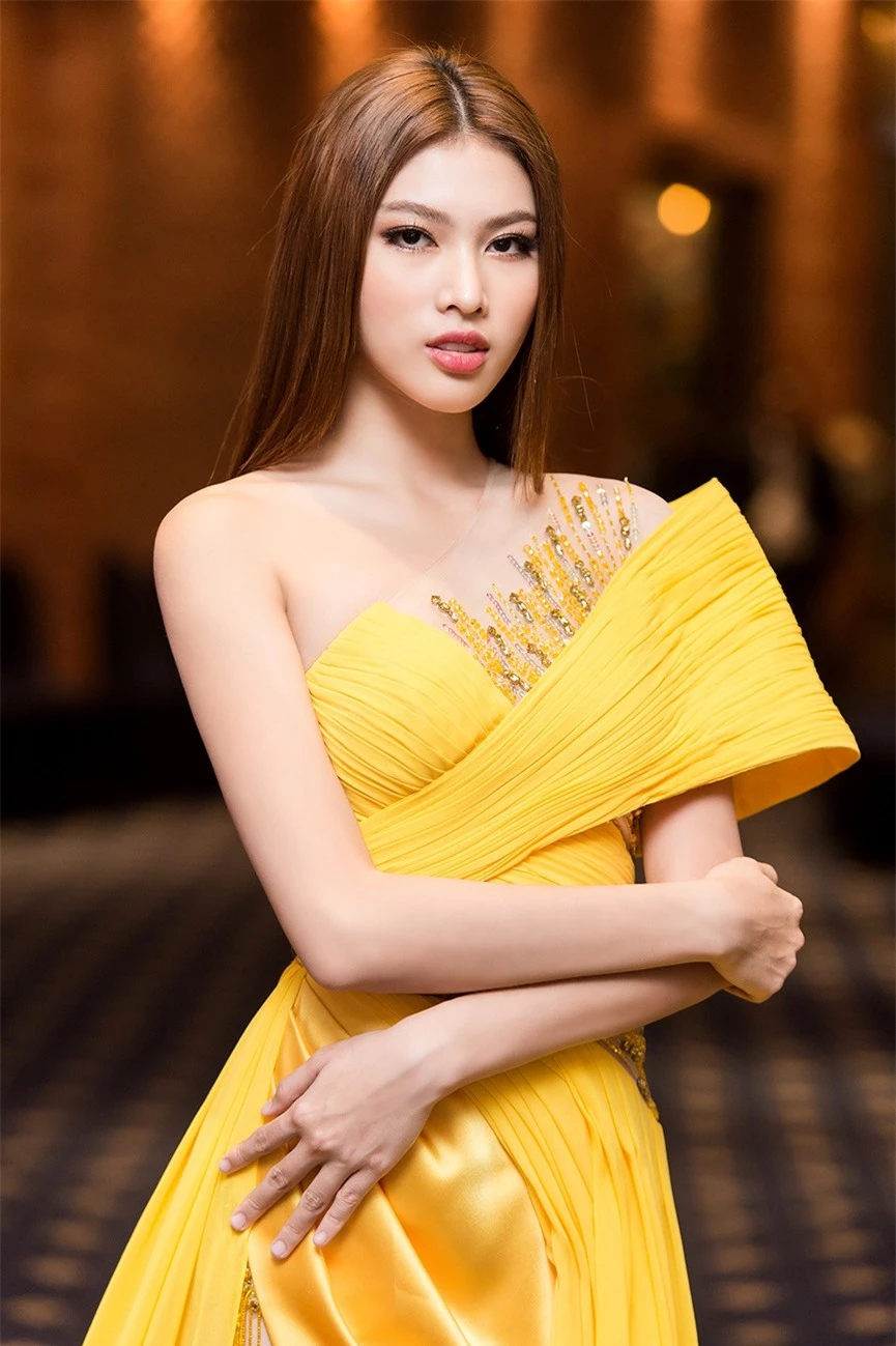 Á hậu Ngọc Thảo diện váy vàng rực khoe chân dài 1m11 cùng trình catwalk 'đỉnh cao' - ảnh 7