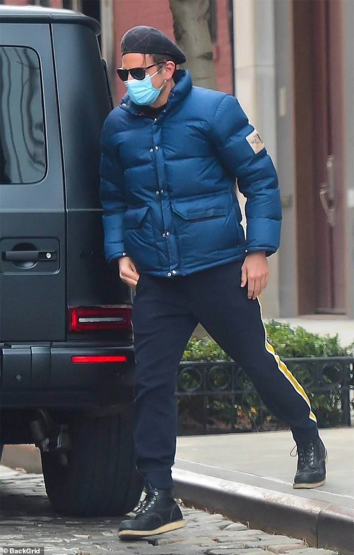 Bradley Cooper bị cánh săn ảnh bắt gặp khi lái xe đến trước nhà Irina Shayk để đưa bạn gái cũ và con gái Lea đi chơi ở New York vừa qua.