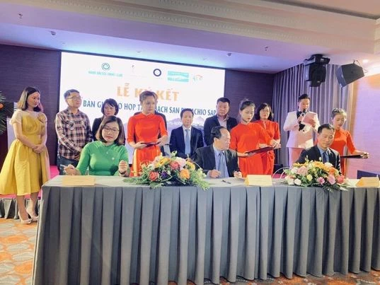 Chị Hòa trong vai trò lãnh đạo Du lịch Cộng Đồng Việt Nam ký kết cùng các đối tác