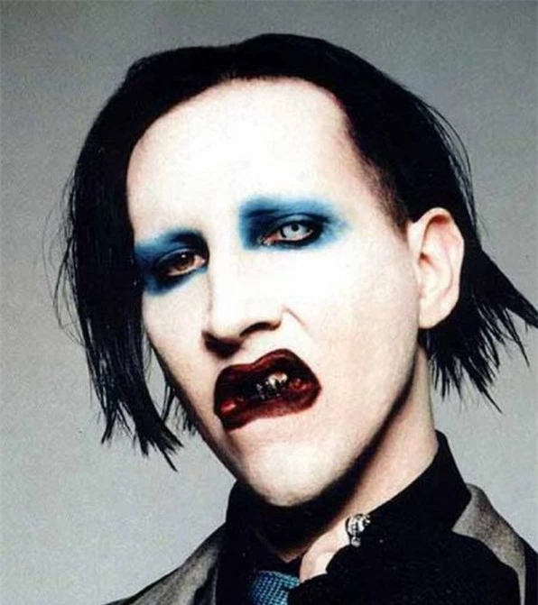 Rocker huyền thoại Marilyn Manson bị tình cũ tố bạo hành và lạm dụng - Ảnh 2. Rocker huyền thoại Marilyn Manson bị tình cũ tố bạo hành và lạm dụng - Ảnh 2.
