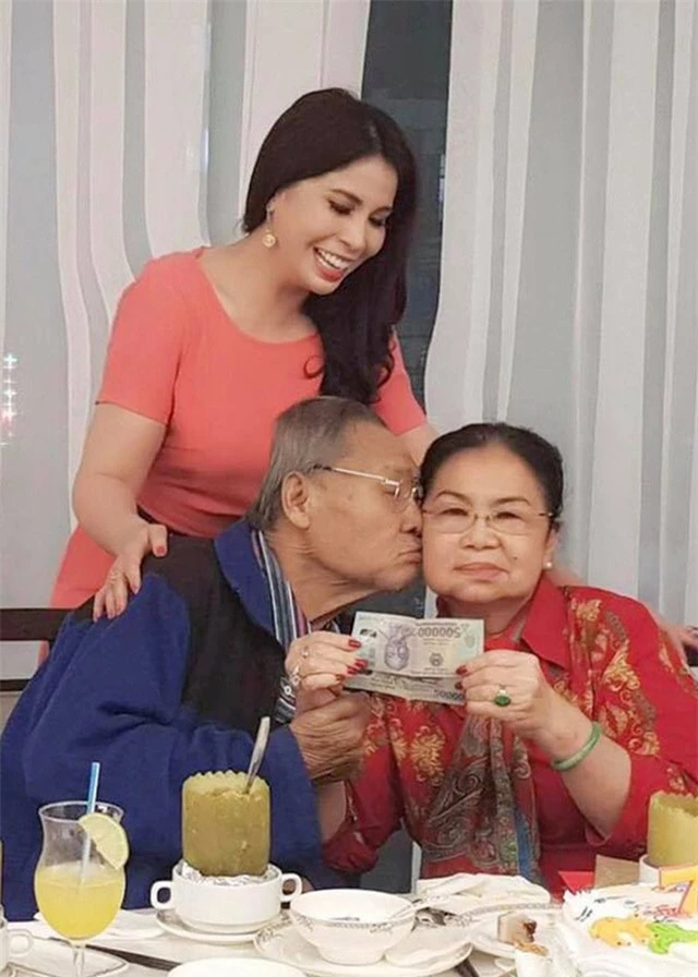 Tình yêu 50 năm lãng mạn hơn phim của ba mẹ diễn viên Lý Hùng - Ảnh 4. Tình yêu 50 năm lãng mạn hơn phim của ba mẹ diễn viên Lý Hùng - Ảnh 4.