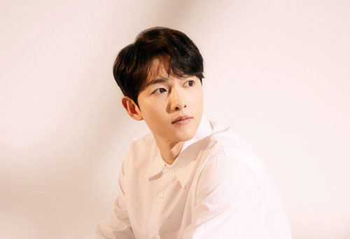Diện sơ mi trắng quần đen, Song Joong Ki bất ngờ được khen "đẹp trai như hồi yêu Song Hye Kyo"