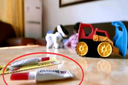 Cháu bị keo 502 dính vào mắt: Bà không đưa đi viện ngay mà làm 1 việc, đến bác sĩ cũng thấy bất ngờ